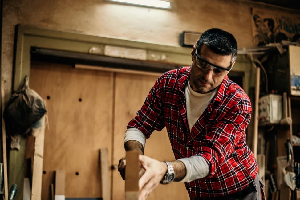 Ebanista de nuestro equipo trabajando una pieza de madera a medida
