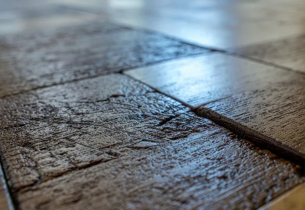 Tablones de madera envejecida con acabado barnizado brillante en Burgos