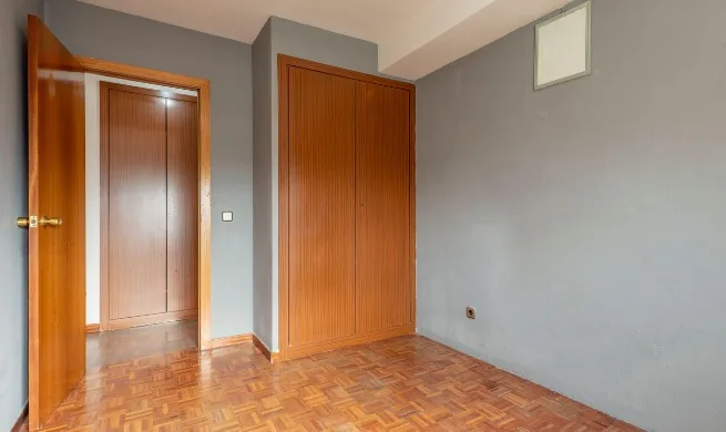 Armario empotrado en madera de cerezo con puertas plegables tipo persiana en Burgos