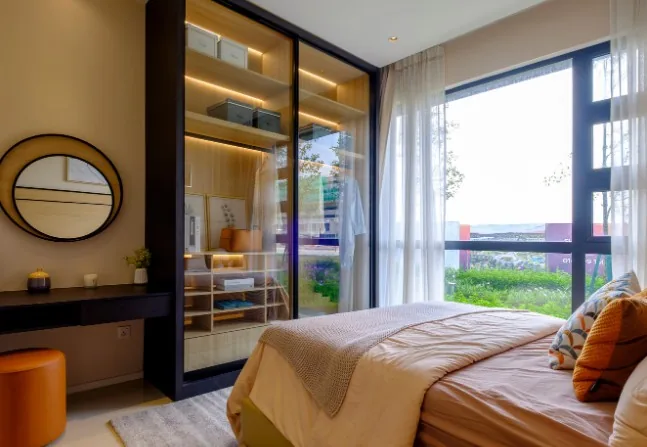 Armario de habitación de hotel con hueco de maletero y módulo de minibar en Burgos