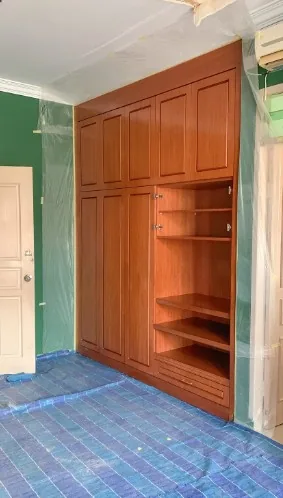 Instalación de armario empotrado en madera de cerezo en un piso de Gamonal, Burgos