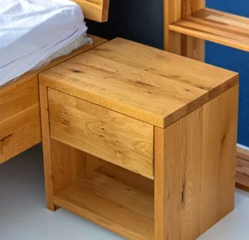 Cabecero de madera a medida con mesillas integradas para habitación de hotel en Burgos