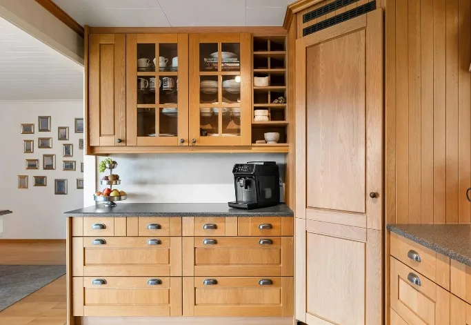 Cocina rústica en roble con armarios de vitrina en una vivienda de Sinovas, Aranda de Duero