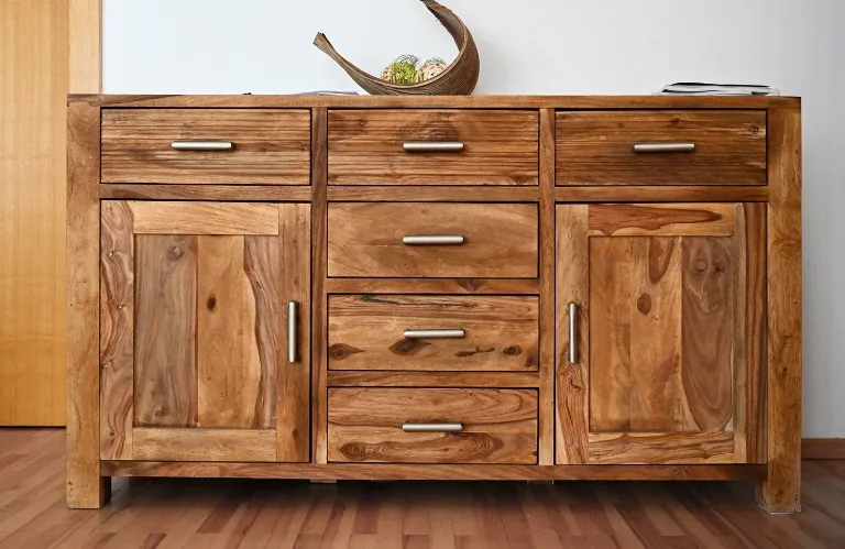 Mueble antiguo de madera maciza restaurado con cajones y tiradores metálicos en Burgos