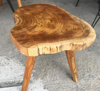 Veta de la madera maciza de una mesa a medida fabricada en Burgos