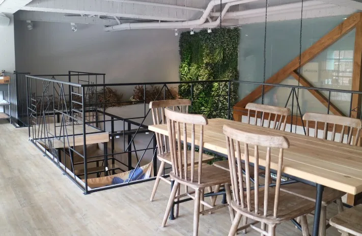 Mesa de comedor de madera restaurada con sillas a juego en una vivienda de Miranda de Ebro