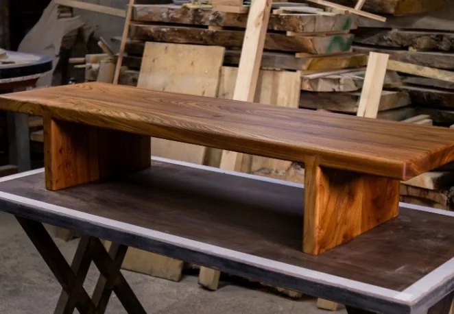 Mostrador de madera a medida con frente panelado para recepción de un local en Burgos