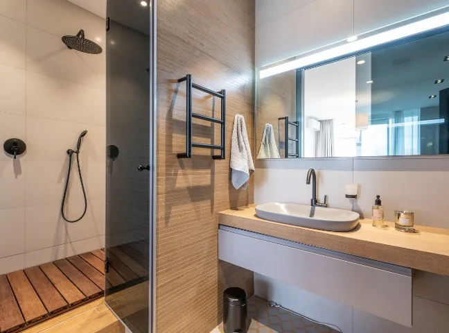 Mueble de baño lacado en verde salvia con espejo a juego en una vivienda de Villímar, Burgos