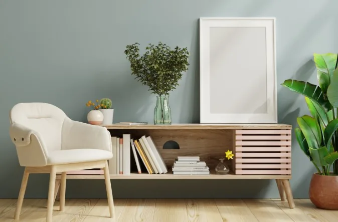 Mueble bajo de tv en madera clara con estantería abierta, libros y jarrón, salón moderno en Burgos