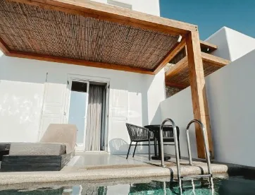 Pérgola de madera con techo de cañizo sobre terraza en un chalet de Castañares