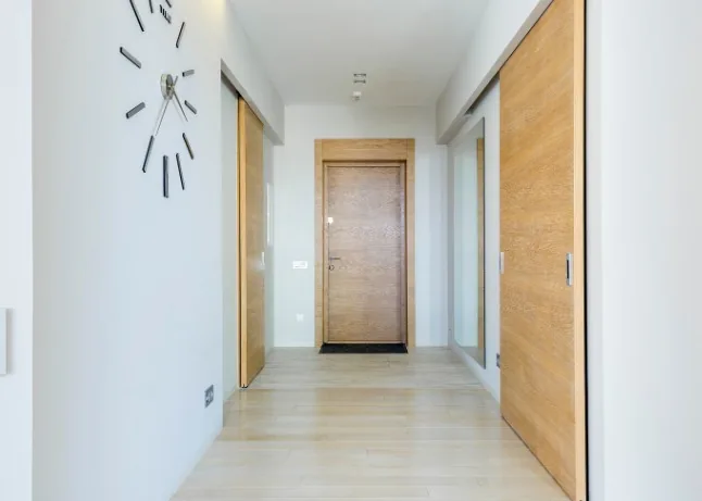 Puerta de madera lacada de habitación con marco y tapajuntas instalada en Burgos