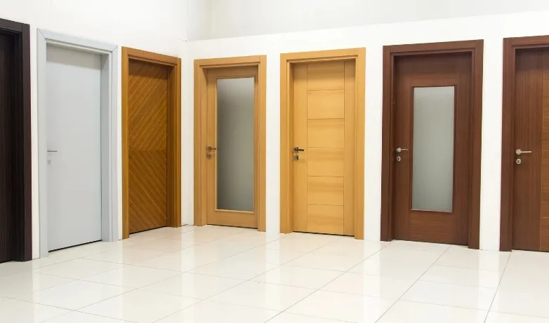 Muestrario de puertas de interior en distintos acabados de madera (roble, nogal, wengué) en showroom en Burgos