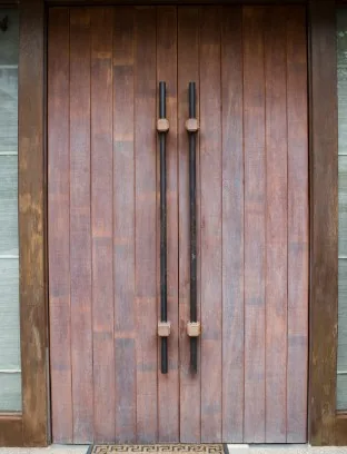 Puerta de madera a medida con marco instalada en un local profesional de Burgos