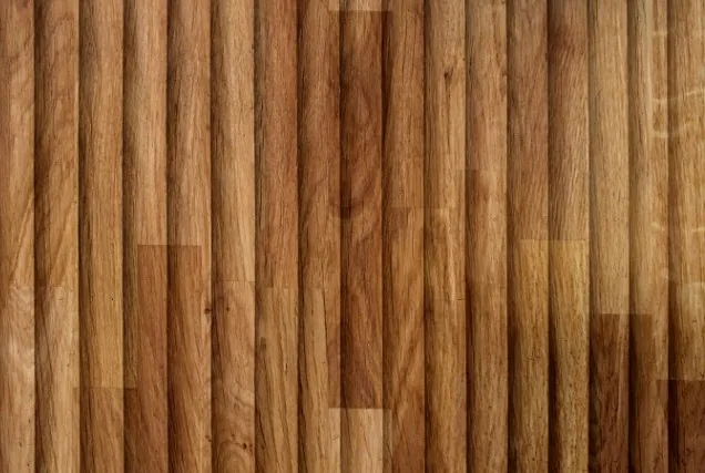 Primer plano de textura de listones de madera verticales en tonos miel y castaño en Burgos
