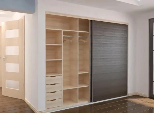 Armario ropero con puertas correderas, interior de madera clara con baldas, cajones y perchero en Burgos