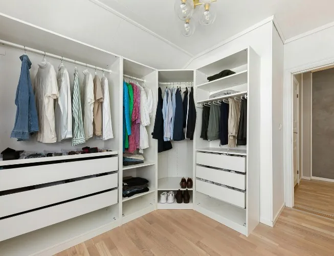 Vestidor abierto en madera blanca en una vivienda de obra nueva en Villímar, Burgos