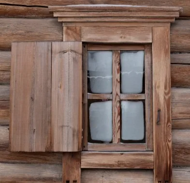 Ventana pequeña de cabaña de troncos con contraventana de madera de pino en Burgos