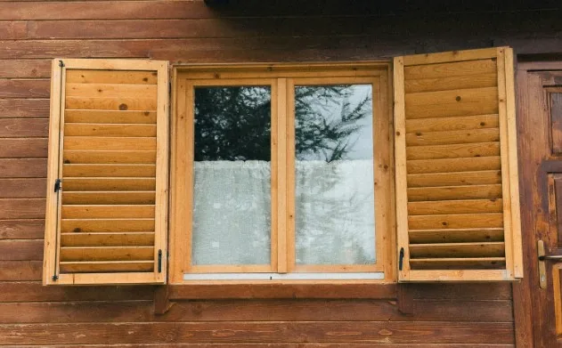 Ventana de madera a medida recién instalada y sellada en el hueco de una vivienda de Burgos