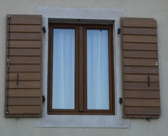 Ventana de madera clara recién instalada sustituyendo el marco de aluminio en una vivienda de Gamonal