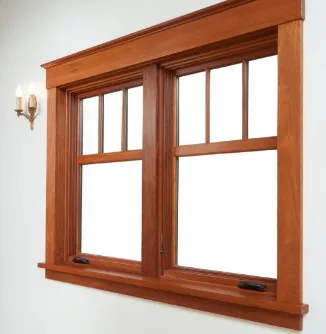 Ventana guillotina de madera de cerezo con junquillos, marco interior y aplique de pared en Burgos