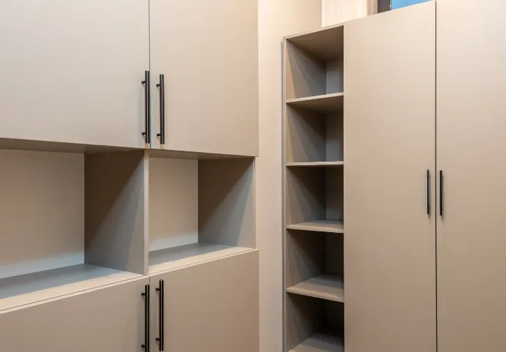 Mueble alto zapatero con baldas abiertas y armarios superiores en color beige/gris claro en Burgos